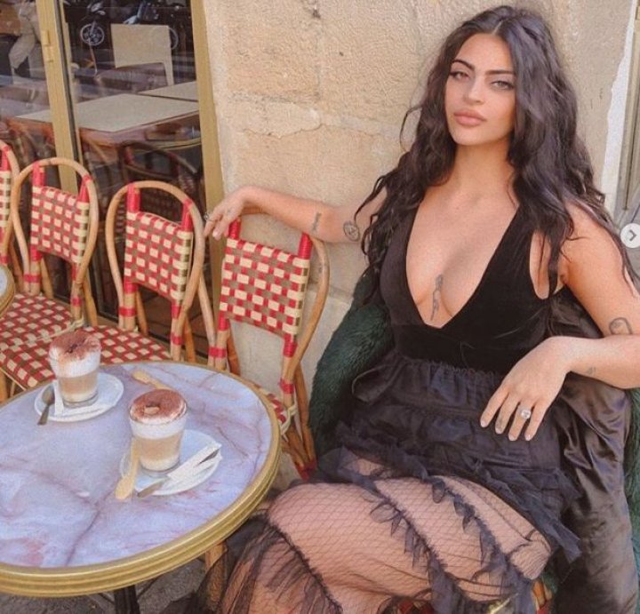 SITUAŢIE NEPLĂCUTĂ pentru un fotomodel. Nu a fost lăsată să intre în muzeul Luvru din cauza decolteului (FOTO)