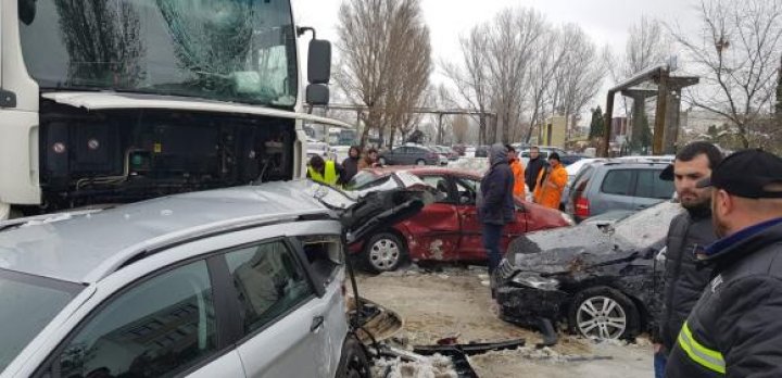 ACCIDENT DE GROAZĂ în apropiere de Moldova. Un şofer băut a intrat cu TIR-ul în nouă maşini parcate şi le-a făcut praf