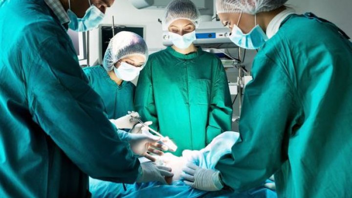 VIAŢĂ PE MUCHIE DE CUŢIT. O femeie se află în MOARTE CEREBRALĂ, după o operație estetică la nas. Ce a pățit în sala de operații