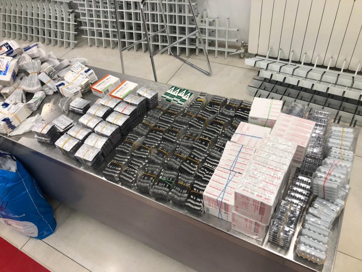 Reţinută pe Aeroportul Chișinău. Ce au descoperit vameşii în valiza unei femei. Riscă ani grei de puşcărie (FOTO) 