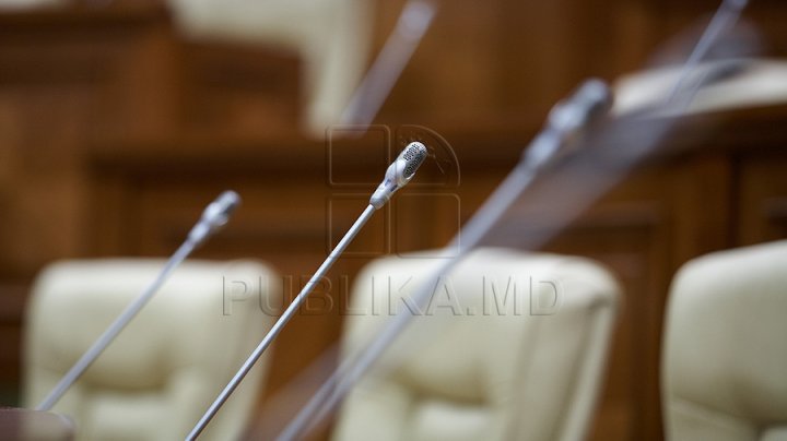 Hotărârea privind organizarea referendumului de reducere a numărului de deputaţi a fost înregistrată în Parlament