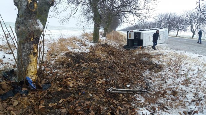 ACCIDENT GRAV pe şoseaua Leova-Hânceşti. Un microbuz plin cu pasageri, RĂSTURNAT. Sunt VICTIME