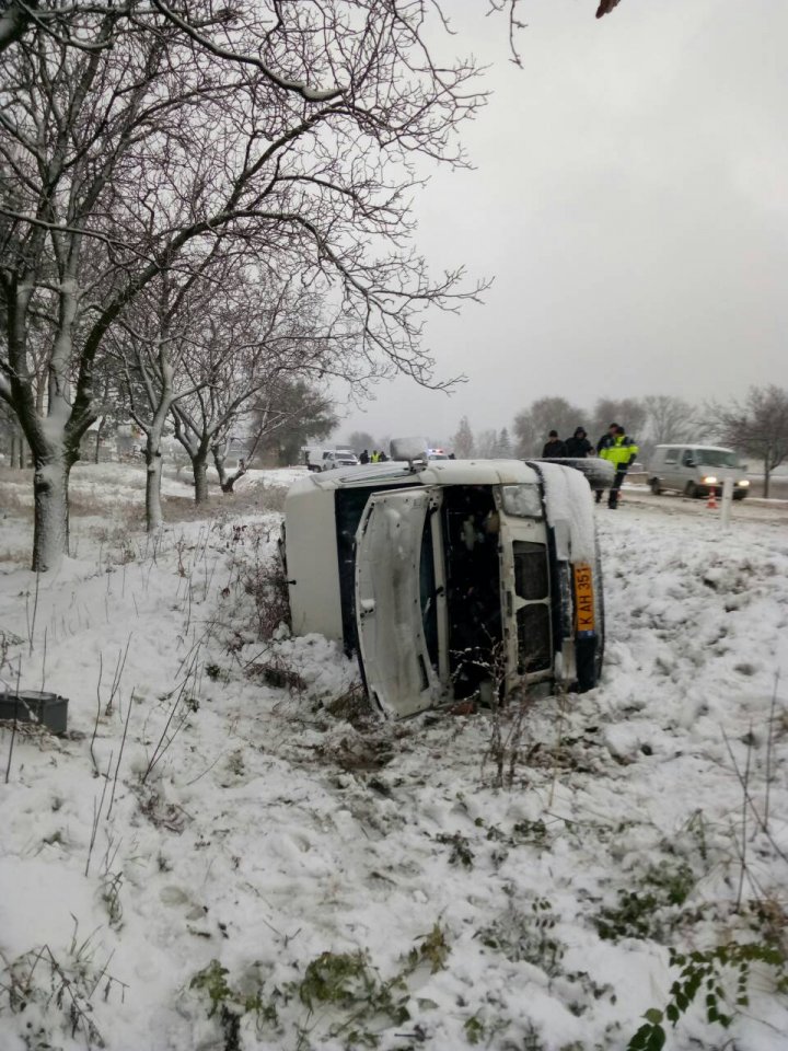 Un microbuz cu 14 pasageri, RĂSTURNAT pe şosea la Sociteni. Pompierii, la faţa locului