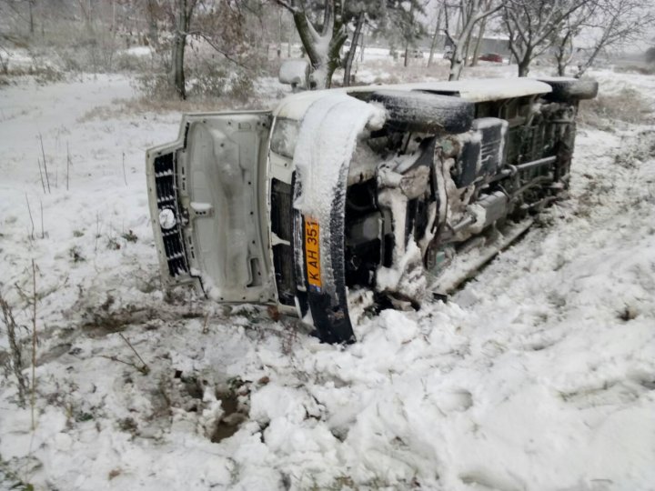 Un microbuz cu 14 pasageri, RĂSTURNAT pe şosea la Sociteni. Pompierii, la faţa locului