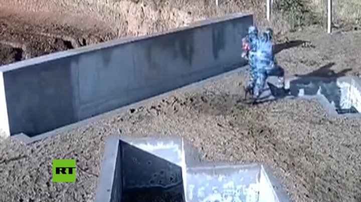 Un soldat a fost salvat în ultima clipă după ce şi-a aruncat o grenadă la picioare (VIDEO VIRAL)