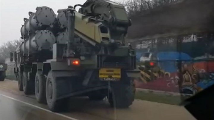 Un convoi militar rusesc, filmat lângă granița cu Ucraina (VIDEO)