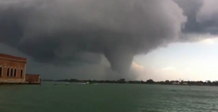 SCENE TERIFIANTE! TREI tornade au lovit Italia. Una dintre ele a fost pe mare