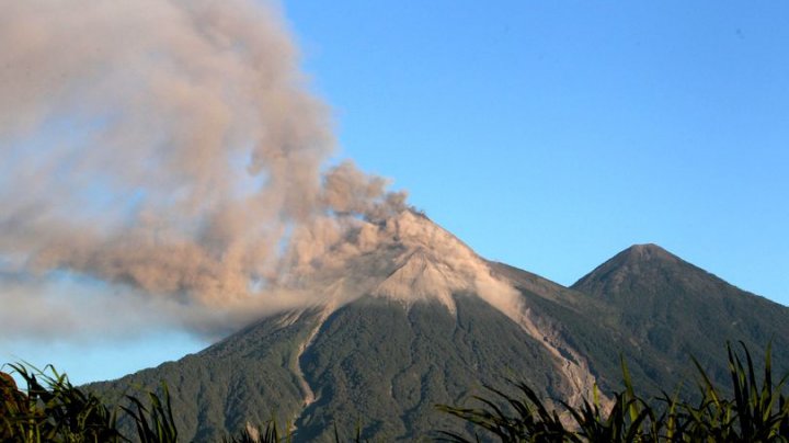 EXPLOZII ÎN LANŢ în Guatemala. Cenuşa vulcanului, ARUNCATĂ la 4.700 de metri înălţime