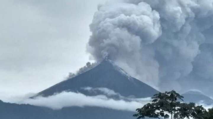 Indonezia ridică nivelul de alertă! Aproape 3.000 de persoane au fost evacuate după o serie de erupţii vulcanice