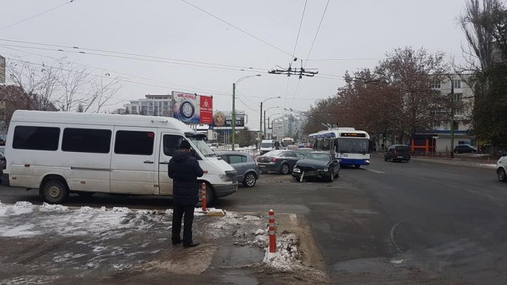 ACCIDENT ÎN LANŢ în sectorul Botanica. Cinci maşini, implicate. Poliţia, la faţa locului (FOTO)