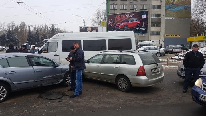 ACCIDENT ÎN LANŢ în sectorul Botanica. Cinci maşini, implicate. Poliţia, la faţa locului (FOTO)