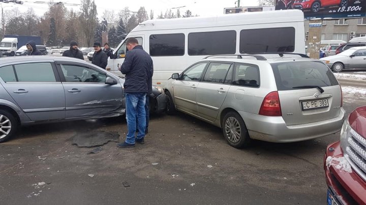 ACCIDENT ÎN LANŢ în sectorul Botanica. Cinci maşini, implicate. Poliţia, la faţa locului (FOTO)