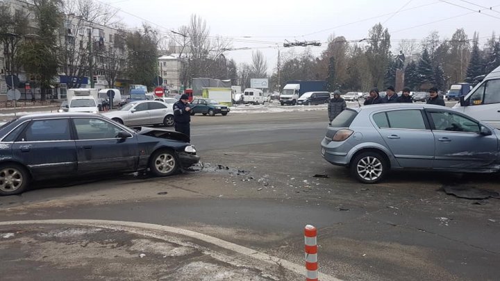 ACCIDENT ÎN LANŢ în sectorul Botanica. Cinci maşini, implicate. Poliţia, la faţa locului (FOTO)