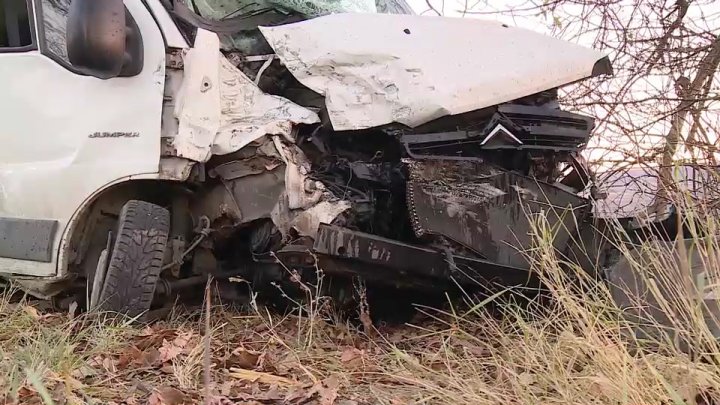 Accident spectaculos în Călăraşi. Şoferul unui microbuz a ieşit pe contrasens, s-a ciocnit cu un camion, apoi a ricoşat într-un alt automobil (FOTO)