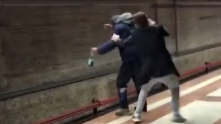 IMAGINI TERIFIANTE. Un student a blocat în ultimul moment un bărbat ce voia să se arunce în faţa unui metrou (VIDEO)