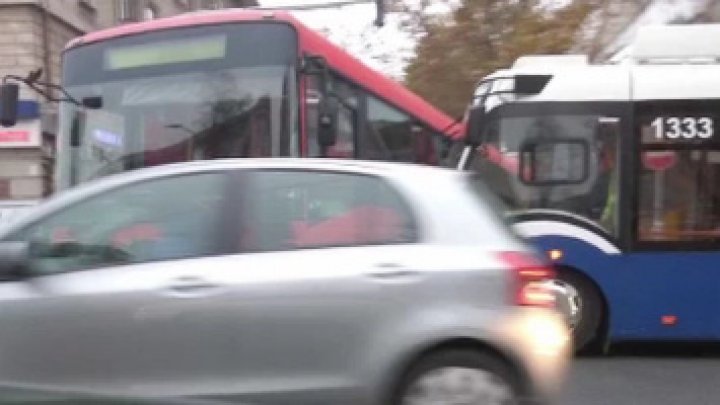 ACCIDENT RUTIER cu implicarea unui maxi-taxi și un autobuz plin cu pasageri (VIDEO)