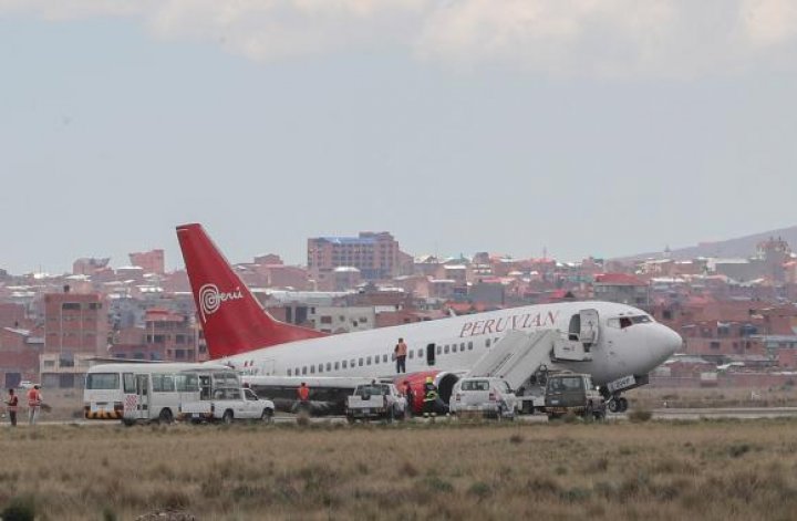 Un avion a derapat pe pista unui aeroport din Bolivia. La bord se aflau 122 de pasageri (FOTO)