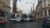 Haos în centrul Capitalei. Un troleibuz de linie plin ochi cu pasageri a ajuns într-un stâlp (FOTO)