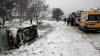 ACCIDENT GRAV în apropiere de Floreşti. Un microbuz PLIN CU PASAGERI s-a răsturnat în şant (FOTO)