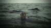 IMAGINI VIRALE. Un tânăr, la un pas să moară înecat din cauza telefonului (VIDEO)