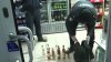 Opt sticle de coniac, două de vodca, două de vin şi... ţigări. Un bărbat din Capitală, reţinut în momentul în care fura dintr-o alimentară (VIDEO)