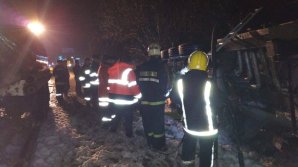 ACCIDENT GRAV pe şoseaua Chişinău-Leuşeni. O autocisternă plină cu combustibil s-a ciocnit violent cu un Volkswagen