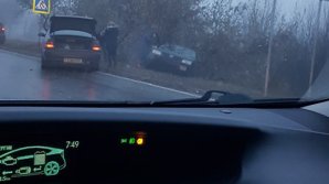 ACCIDENT în apropiere de aeroport. Două maşini s-au lovit violent