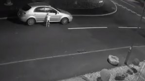 ȚI SE RUPE INIMA! Momentul în care un stăpân își abandonează câinele, iar el aleargă din urmă (IMAGINI CU PUTERNIC IMPACT EMOŢIONAL)