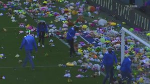 Ploaie de jucării de pluş la meciul dintre Betis Sevilla şi Eibar