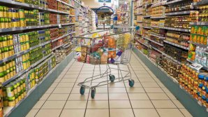 Ajunul Crăciunului: Moldovenii au înfruntat aglomeraţia din supermarketuri pentru a umple coşurile cu produse alimentare