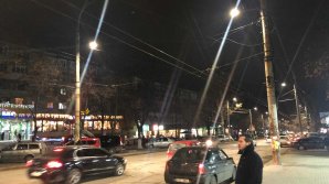 Gata cu întunericul beznă de pe drumuri! Strada Ion Creangă din Capitală, ILUMINATĂ (FOTO)