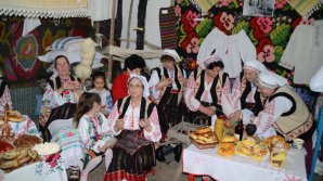 Şezătoare ca pe vremuri la Saharna Nouă. Sătenii au reînviat tradiţiile de Sfântul Andrei