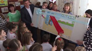 Jucării moderne şi jocuri intelectuale: Fundaţia lui Vlad Plahotniuc, Edelweiss a ajuns la Micleşti