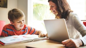 Vor să renunţe la curriculum şcolar tradiţional. Un grup de mămici din ţară vor home schooling pentru copiii lor