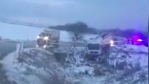 Accident grav la Orhei. Un TIR şi o cisternă s-au răsturnat pe marginea drumului (VIDEO)