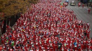 Adrenalină şi culoare într-o localitate din Germania. Sute de Moş Crăciuni s-au întrecut la un MARATON 