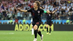 MODRIC ŞI-A PREZENTAT TROFEUL: Colegii fotbalistului croat au pozat cu "Balonul de Aur"