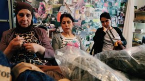 Terapie prin muncă. Refugiatele din Siria croşetează haine şi jucării pentru a uita drama prin care au trecut