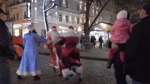 Au uitat de spiritul sărbătorilor! Doi Moși Crăciuni și-au împărțit pumni în plină stradă, sub ochii trecătorilor (VIDEO)