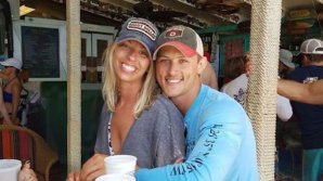 Cineva a rugat internauţii să scoată dintr-o imagine de la logodna unor prieteni un bărbat gol, însă ce a urmat i-a lăsat cu gura căscată (GALERIE FOTO)