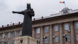 Bălţenii protestează în faţa Primăriei, unde Consiliul Municipal discută Proiectul Bugetului pentru 2019: JOS MAFIA!