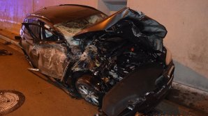 ACCIDENT SPECTACULOS. Un şofer rămâne viu după ce maşina sa devine morman de fiare la intrarea într-un tunel (VIDEO)