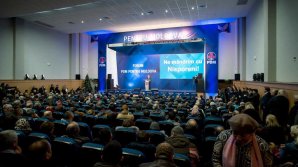 Vlad Plahotniuc și alți candidații democrați în circumscripțiile uninominale au dat startul strângerii de semnături, în cadrul mai multor forumuri raionale