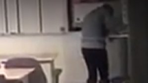 Imagini ŞOCANTE! Ce făcea o profesoară în timpul pauzelor. Elevii au filmat-o prin geamul uşii (VIDEO)