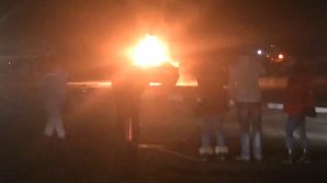 O mașină a luat foc după ce s-a ciocnit cu o autocisternă, în apropiere de vama Leuşeni