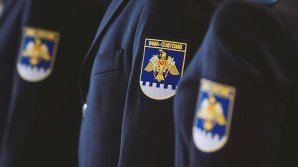 Trei vameşi au fost demişi pentru neglijenţă în serviciu şi contrabandă
