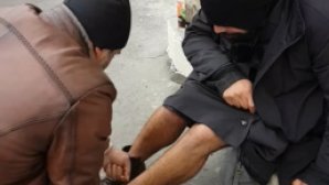 GESTUL ADMIRABIL al unui trecător. Bărbatul râmâne în picioarele goale pentru a-i oferi încălţămintea unui cerşetor desculţ (IMAGINI EMOŢIONANTE)