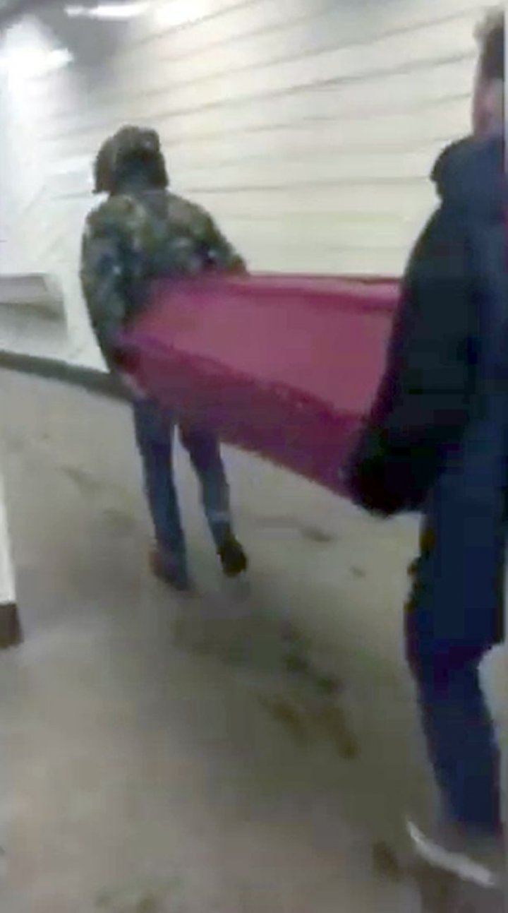 Au cărat sicriul cu metroul. GESTUL INCREDIBIL care i-a lăsat pe toți cu gura căscată (FOTO/VIDEO)