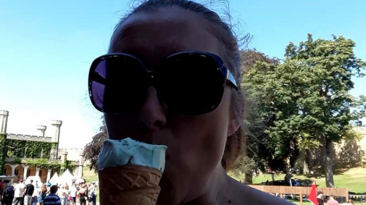 Profesoară CONCEDIATĂ după un experiment ARTISTIC eşuat. Ce a făcut cu două eleve într-o sală încuiată