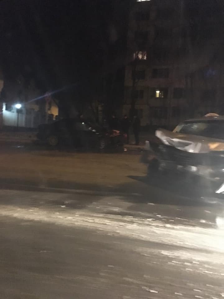 ACCIDENT VIOLENT în sectorul Buiucani al Capitalei. O maşină de taxi a fost făcută zob (FOTO)